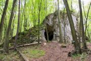 The castle’s ruins are located on top of a huge rock, inside of which a cave is carved. Photo via palcempomapie.eu 