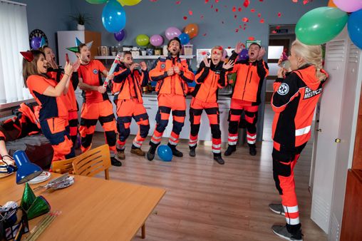 Koledzy zrobią dziewczynie niespodziankę i w stacji urządzą huczną imprezę. - Wszystkiego najlepszego, kochana! Bądź zdrowa i nic się nie zmieniaj! Kilka godzin później Britney wyzna jednak Beniowi, że ostatnie wydarzenia naprawdę nią wstrząsnęły… I choć nadal uśmiecha się i w pracy „trzyma fason”, w głębi duszy jest na skraju załamania.