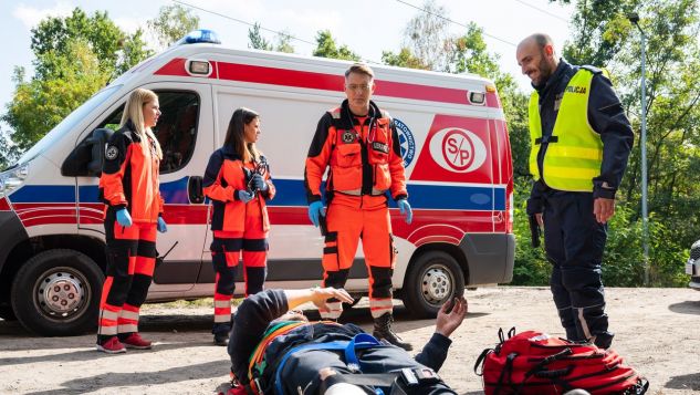 Tym razem zespół lekarza trafi na wypadek z udziałem kierowcy pod wpływem alkoholu. A gdy ratownicy zajmą się rannym, jeden z policjantów dostanie wiadomość, że pijany mężczyzna... potrącił wcześniej jego syna. Wzburzony, policjant sięgnie po broń – gotów pirata drogowego po prostu zastrzelić.