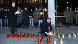 Andrzej Duda places a candle at the foot of the Papal Cross monument in central Warsaw. Photo: PAP/Marcin Obara