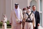 Prezydent RP Andrzej Duda (P) i Emir Państwa Katar szejk Tamim ibn Hamad Al Sani (2L) biorą udział w ceremonii oficjalnego powitania na dziedzińcu Pałacu Amiri Diwan w Ad-Dauha w Katarze (fot. PAP/Leszek Szymański)
