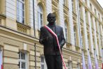 Odsłonięcie na skwerze przed siedzibą KPRM w Warszawie pomnika premiera Jana Olszewskiego (fot. PAP/Piotr Nowak)