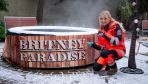 Tymczasem na Britney przed dyżurem będzie czekać „gorąca” niespodzianka… Jak zareaguje dziewczyna na widoki jacuzzi i palm, które – w środku zimy - „wyrosną” nagle pod stacją?   Ciekawych zapraszamy przed telewizory!