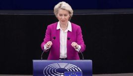 Przewodnicząca Komisji Europejskiej Ursula von der Leyen przypomniała we wtorek podczas sesji plenarnej Parlamentu Europejskiego (fot. PAP/EPA/JULIEN WARNAND / POOL)