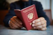 Мужчина с российским паспортом в Копенгагене, Дания. 26 сентября 2022 года. Фото: Thibault Savary / Zuma Press / Forum