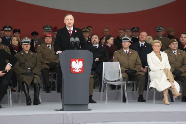 Prezydent Andrzej Duda (C) podczas uroczystej odprawy wart przed Grobem Nieznanego Żołnierza na pl. Piłsudskiego w Warszawie(fot. PAP/Albert Zawada)