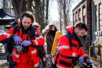 Strzelecki będzie pewien, że filmowcy stracili przytomność. I podejmie ryzykowną decyzję: chwyci maski i butle z powietrzem - "strażacki" sprzęt, który znajdzie na planie - i postanowi wejść do kamienicy, by ratować chorych.    - Martyna, przygotuj nosze i tlen! Adaś, wchodzimy!  - Nie czekamy na prawdziwą straż?