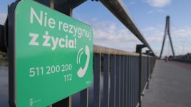 A "Don’t give up on life" sign placed on Warsaw's Siekierkowski Bridge. Photo: PAP/Paweł Supernak