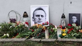 Tribute paid to Alexei Navalny in front of Russian embassy in Warsaw, Poland. Photo: Jakub Porzycki/NurPhoto/Getty Images.