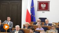 Senatorowie na sali plenarnej wyższej izby parlamentu w Warszawie (fot. PAP/Tomasz Gzell)