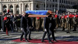 Trumnie z prochami Davida Sassollego, na której położono flagę Unii Europejskiej, towarzyszyło sześciu karabinierów (fot. PAP/EPA/ALESSANDRO DI MEO)