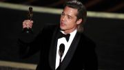 Brad Pitt dostał Oscara za drugoplanową rolę męską w filmie „Pewnego razu w Hollywood” Quentina Tarantino. - Jesteś oryginalny, niezwykły. Branża filmowa bez ciebie byłaby biedniejsza – zwrócił się do reżysera odbierając nagrodę (fot. PAP/ EPA/ETIENNE LAURENT)