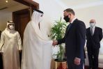 Prezydent RP Andrzej Duda (2P) i premier Państwa Katar szejk Chalid ibn Chalifa ibn Abd al-Aziz Al Sani (L) podczas spotkania w Hotelu Sheraton w Ad-Dauha w Katarze (fot. PAP/Leszek Szymański)