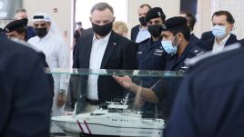 Prezydent Andrzej Duda (C)wziął udział w spotkaniu w bazie Straży Ochrony Wybrzeża Kataru w Ad-Dauha w Katarze (fot. PAP/Leszek Szymański)