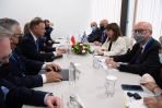 Prezydent Andrzej Duda (3L) i prezydent Grecji Ekaterini Sakielaropulu (2P) wraz z delegacjami podczas oficjalnego spotkania (fot. PAP/Andrzej Lange)