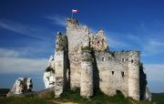 Initially, the stronghold was a stone watchtower subordinate to the nearby Bobolice Castle. Photo: Massimo Catarinella via Wikimedia Commons 