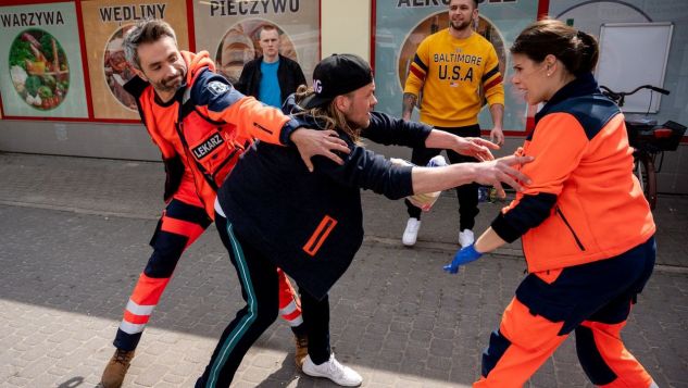 A nowy szef od razu rzuci się dziewczynie na pomoc. I tym razem naprawdę spisze się na medal.