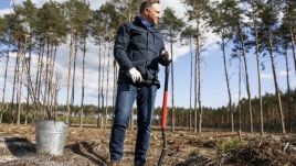 Prezydent sadził drzewa w leśnictwie Bączki pod Garwolinem (woj. mazowieckie). (fot. Jakub Szymczuk/KPRP)