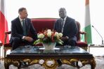 Prezydent RP Andrzej Duda (L) i prezydent Republiki Wybrzeża Kości Słoniowej Alassane Ouattara (P) podczas spotkania w Pałacu Prezydenckim w Abidżanie (fot. PAP/Leszek Szymański)