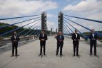 Konferencja prasowa w trakcie wizyty na budowie mostu w Kurowie (fot. PAP/Łukasz Gągulski)