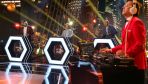 Popis swoich nietuzinkowych umiejętności dawał DJ Adamus, człowiek, który ma słabość do czerwonych marynarek (fot. Tomasz Radzik/Super Express)