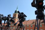 Stanowiska przedstawicieli mediów przed rozpoczęciem uroczystości na pl. Zamkowym (fot. PAP/Rafał Guz)