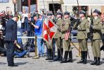 Prezydent RP Andrzej Duda (L) wziął udział w uroczystości podniesienia flagi państwowej na Wieży Zegarowej Zamku Królewskiego w Warszawie (fot. PAP/Radek Pietruszka)