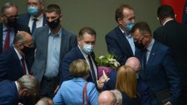 Przemysław Czarnek odbiera gratulacje po odrzuceniu przez Sejm wotum nieufności pod jego adresem (fot. PAP/Marcin Obara)