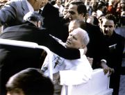 13 мая 1981 года. Раненый папа Иоанн Павел II в своем джипе на площади Святого Петра после того, как в него стрелял турецкий боевик Мехмет Али Агджа. Фото: Vatican Vatican / Reuters / Forum