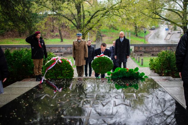 Polski minister ds. UE Adam Szłapka złożył wieńce na wileńskiej Rossie [fotogaleria], fot. Bartosz Urbanowicz