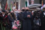 Prezydent Andrzej Duda (Centrum-P) podczas uroczystości złożenia kwiatów pod pomnikiem Poległych Górników KWK „Wujek” w Katowicach (fot. PAP/Hanna Bardo)