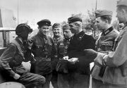 Soviet and German troops meet on cordial terms in 1939. Photo: Wikicommons / public domain 