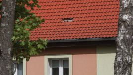 Missile-damaged roof of one of the residential buildings in Bemowo Piskie Photo: PAP/Artur Reszko 