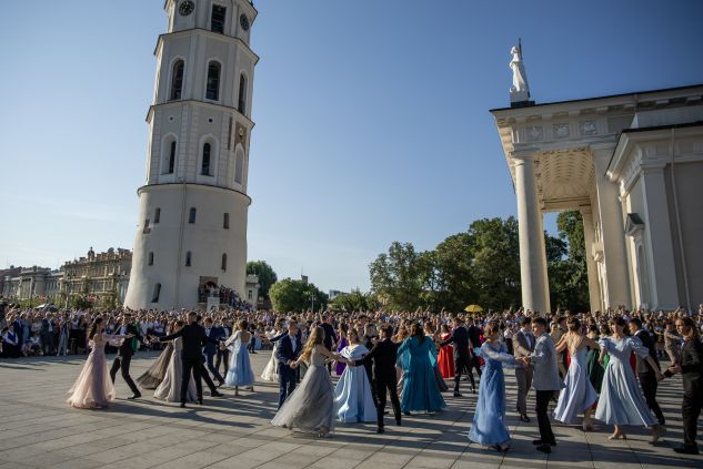 Polonez maturzystów na placu Katedralnym w Wilnie [fotogaleria], fot. Karina Mieczkowska