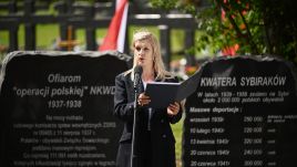 Deputy Mayor of Gdańsk Emilia Lodzińska at the commemorations of the 87th anniversary of the NKVD’s “Polish Operation”. Behind her, memorials to the victims of the “Polish Operation” (L) and those deported to Siberia in the aftermath of the Soviet occupation of Eastern Poland between 1939 and 1956. Łostowicki Cemetery, Gdańsk, Poland, August 11, 2024. PAP/Marcin Gadomski