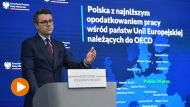 Rzecznik rządu Piotr Mueller podczas konferencji prasowej w siedzibie KPRM (fot. PAP/Piotr Nowak)