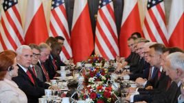 Prezydent RP Andrzej Duda (6P) oraz wiceprezydent USA Mike Pence (5L) podczas rozmów plenarnych delegacji w Sali Obrazowej Pałacu Prezydenckiego (fot. PAP/Radek Pietruszka)