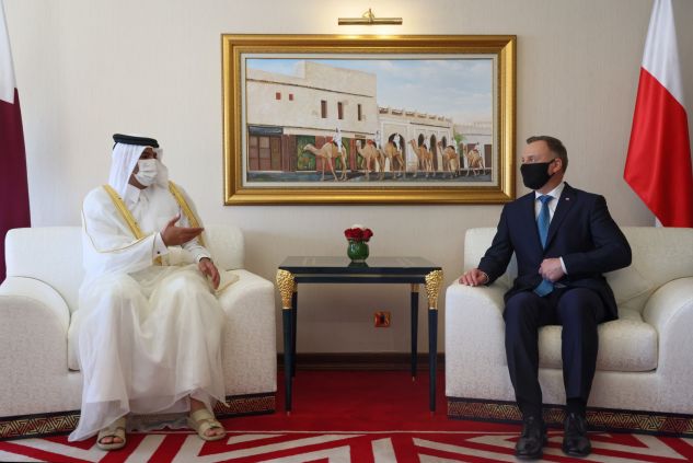 Prezydent RP Andrzej Duda (2P) i premier Państwa Katar szejk Chalid ibn Chalifa ibn Abd al-Aziz Al Sani (L) podczas spotkania w Hotelu Sheraton w Ad-Dauha w Katarze (fot. PAP/Leszek Szymański)