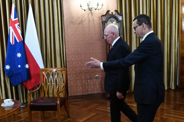 Premier Mateusz Morawiecki (P) i gubernator generalny Australii David Hurley (L) podczas spotkania w KPRM w Warszawie (fot. PAP/Piotr Nowak)