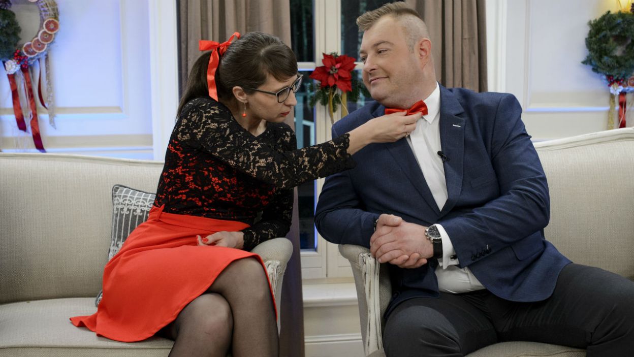 Rolnik jest wręcz zapatrzony w swoją narzeczoną. I jak oboje deklarują pierwsze wspólne święta nie będą tymi ostatnimi (fot. TVP)