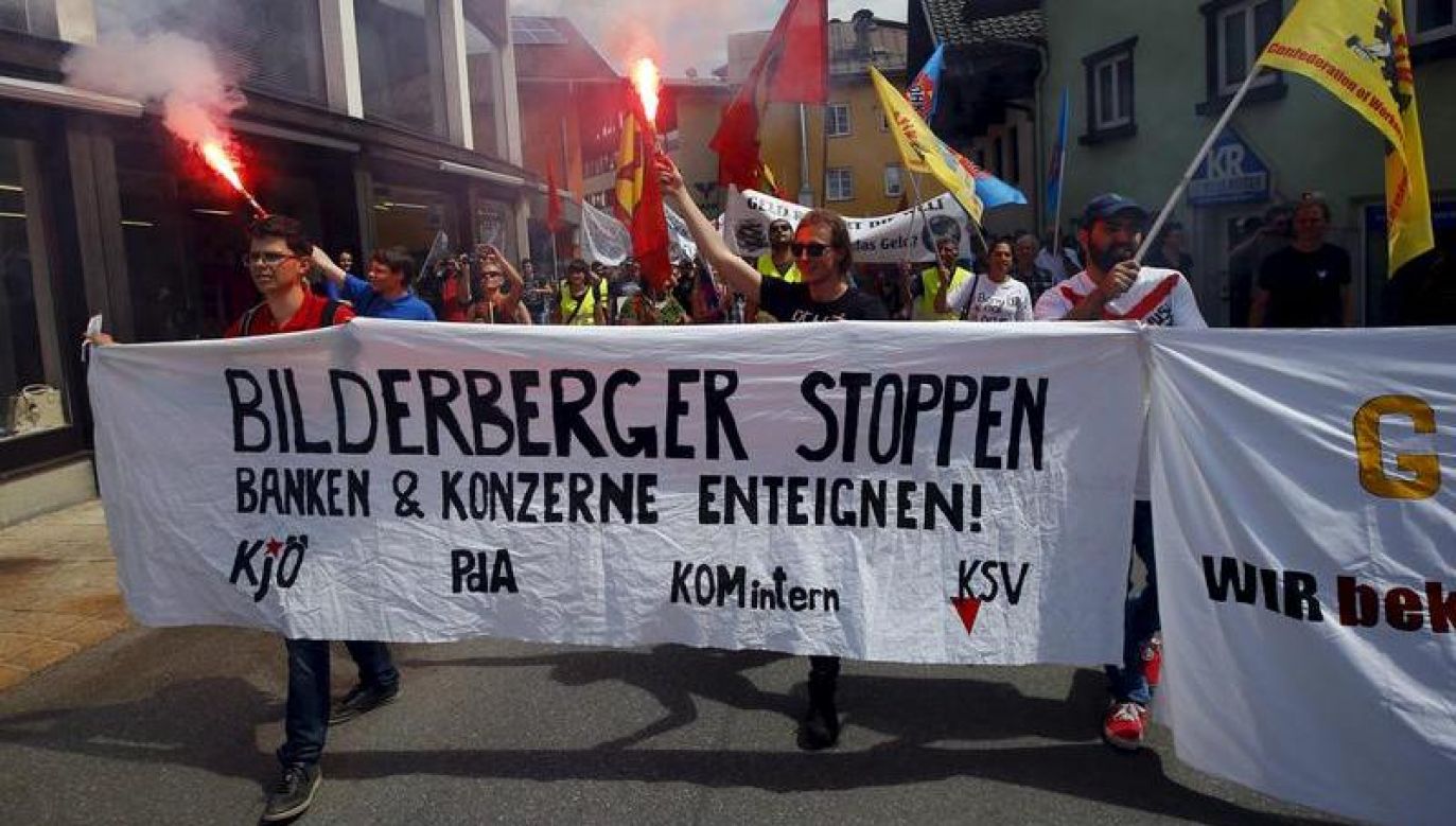 Spotkania klub Bilderberg od lat wywołują protesty, zwłaszcza lewicy. Podobnie było w 2015 roku, kiedy członkowie klubu spotkali się w austriackim Tyrolu. Fot. Reuters/ Leonhard Foeger