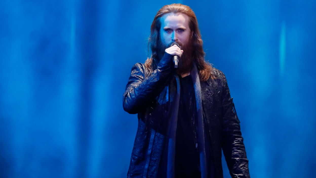 Ostre brzemienia, gotycki klimat, a do tego wspaniały wokal. Rasmussen, czyli reprezentant Danii słusznie był typowany jako faworyt drugiego półfinału (fot. Andres Putting/eurovision.tv)