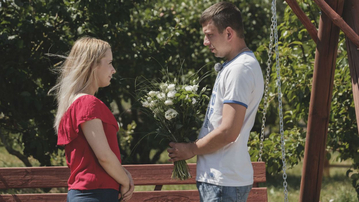 – Chciałbym coś stworzyć, jeśli ty też chcesz tego? – Krzysiek nerwowo wręczył bukiet Ewelinie (fot. TVP)
