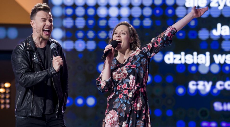 W finale odcinka, zwyciężczyni wspólnie z zespołem, jeszcze raz wykonała piosenkę, która przyniosła jej wygraną. Energetyczny duet porwał publiczność w studiu (fot. TVP)