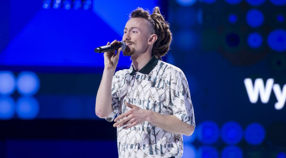 Jan „Elf” Czerwiński do swojego wykonania piosenki „Za młodzi, za starzy” dołączył elementy beatboxu (fot. TVP)