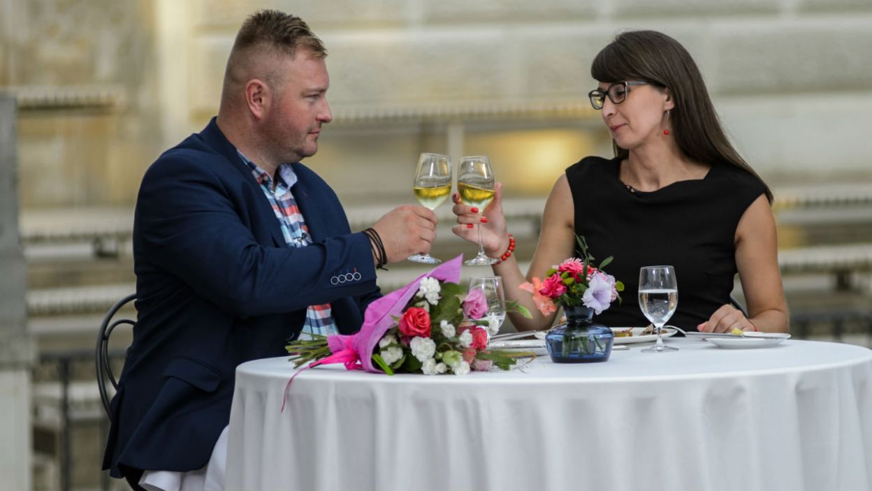 Randka nie mogła obyć się bez toastu szampanem (fot. TVP)
