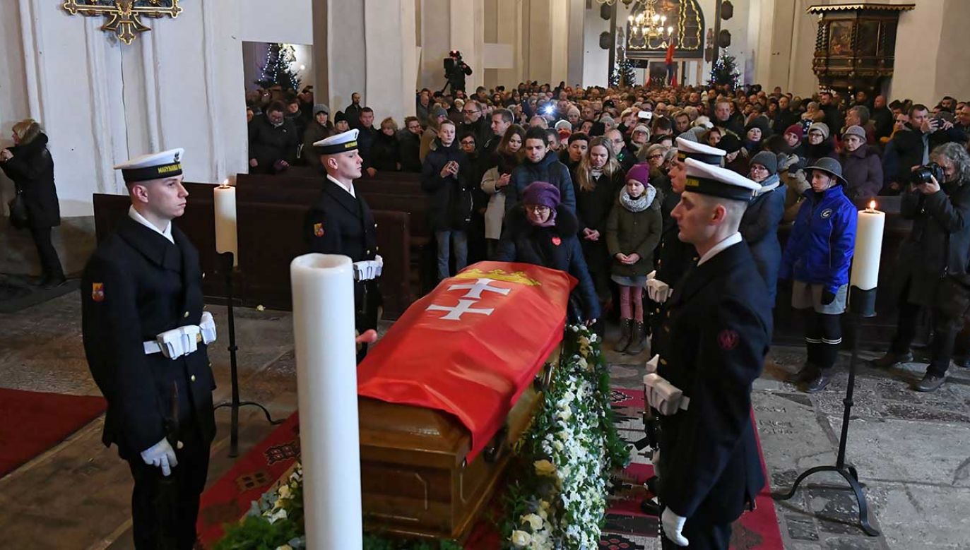 Gdańszczanie przy trumnie po uroczystej mszy świętej w intencji tragicznie zmarłego prezydenta miasta Pawła Adamowicza (fot. PAP/Adam Warżawa)
