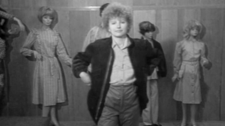 Wąsy Trwała Ondulacja I Szerokie Ramiona Prl Owska Moda Ulicy