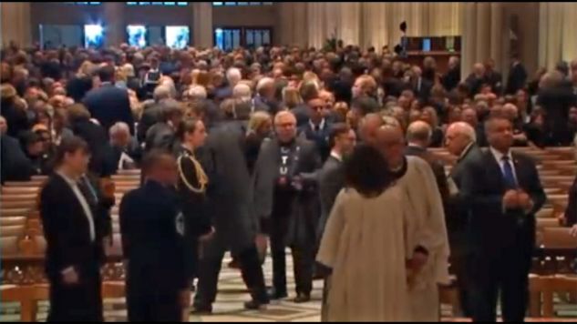 Lech Wałęsa przechadza się po Katedrze Narodowej w Waszyngtonie (fot. Facebook)
