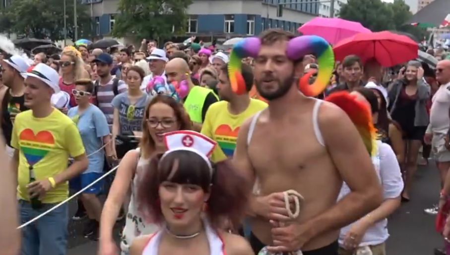 Degrengolada Niemców Pierwsza Para Gejów Zawarła W Berlinie Związek